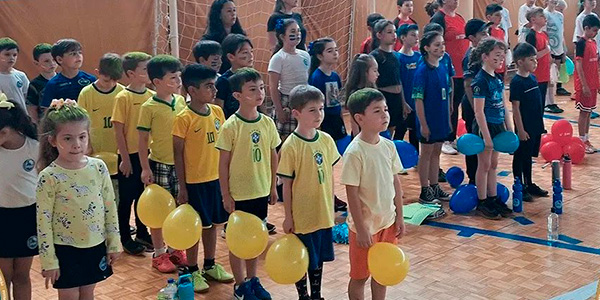 alunos em fila para os jogos interclasses 