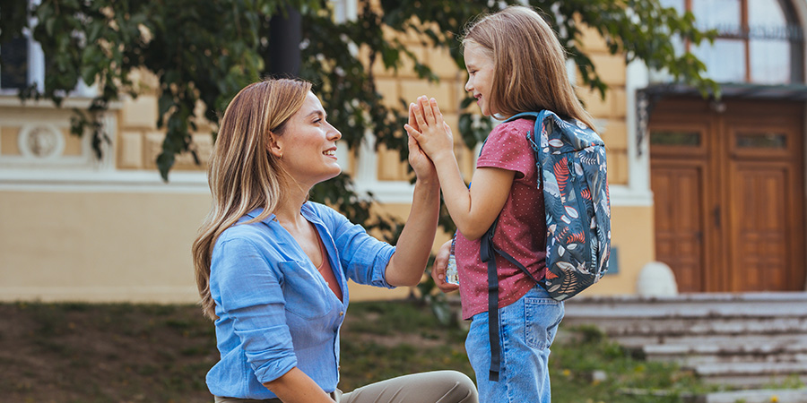 mãe e filha na escola com sensação de segurança 