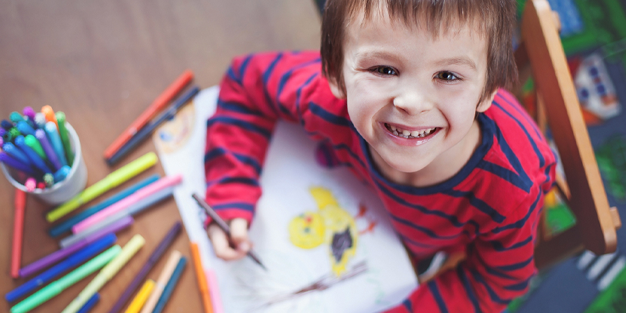 menino fazendo desenho infantil 