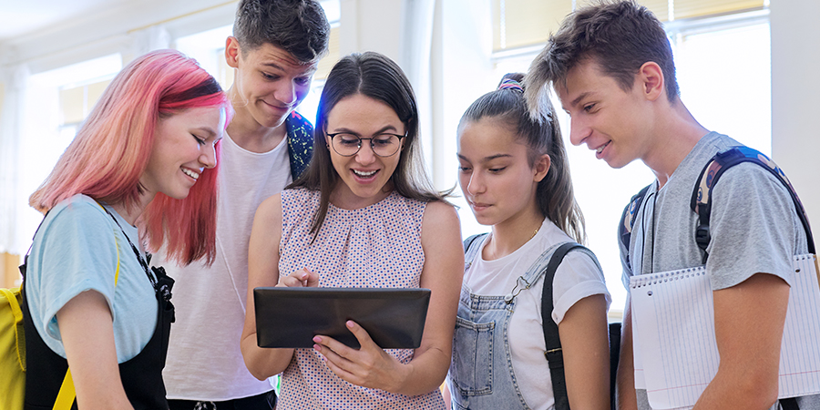 jovens e a correção de provas do Enem e vestibulares