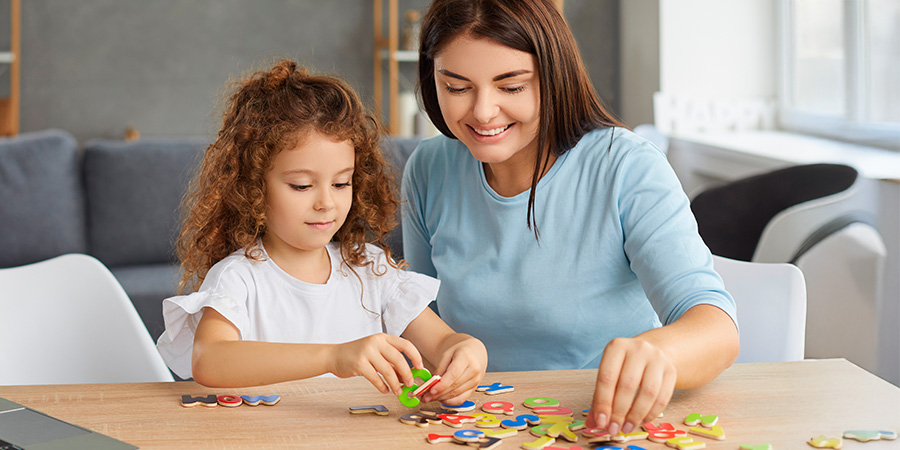 mãe e filha brincando 