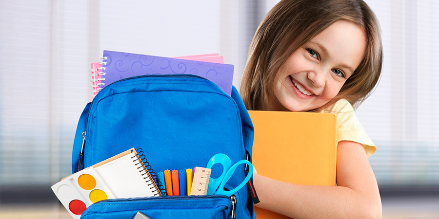 menina com a mochila escolar 